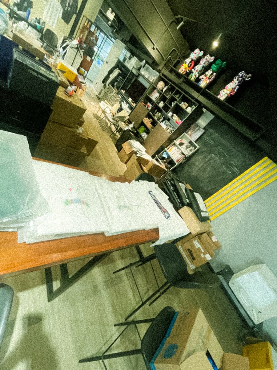 We5lie's tweet image. merch has started to ship📦

any questions to shipping/tracking DM ⚡️