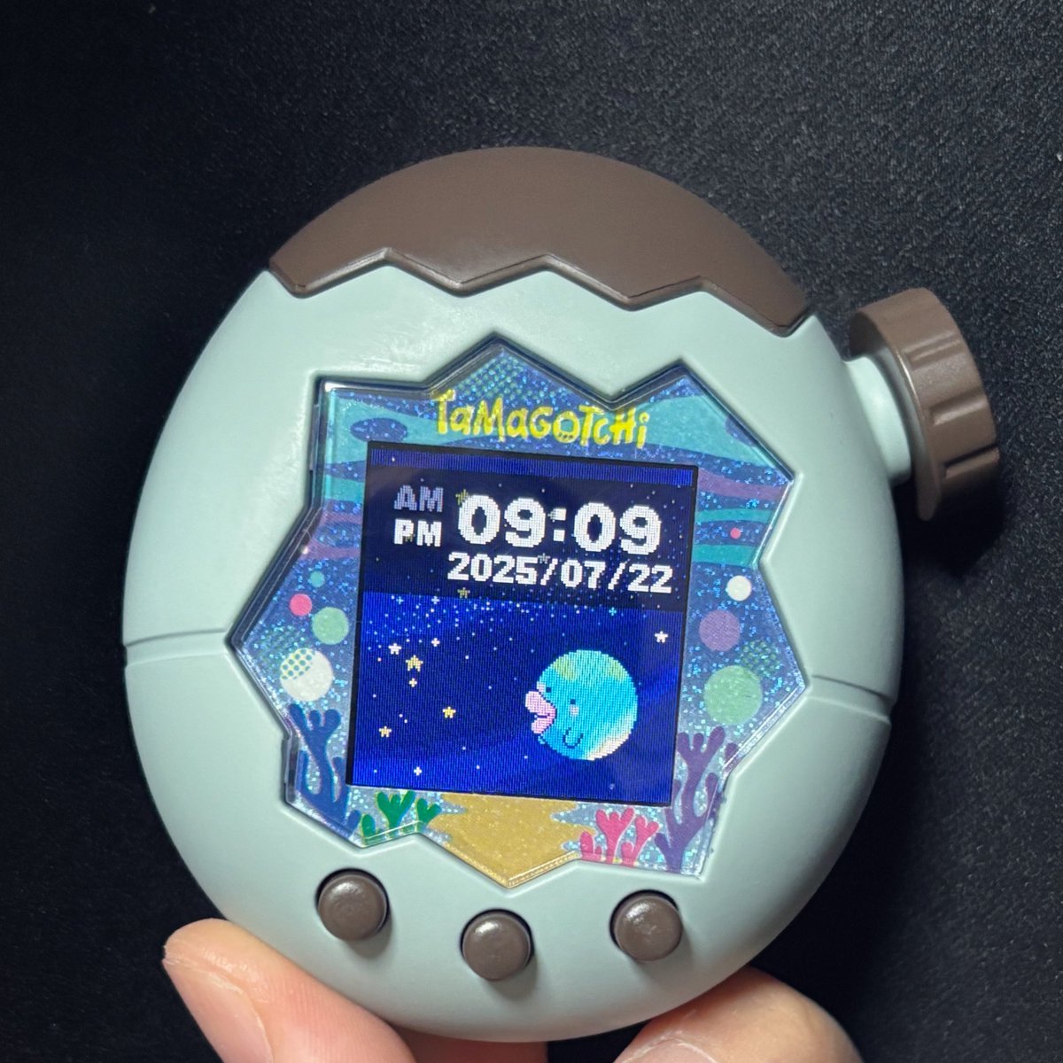 新作たまごっちゲットした！！
Xで見かけたチョコミントカラーやりたくて
ド素人が見よう見まねで塗装してみたら、、

まって、、なにこれ、、最高やん、、

ところどころ塗装の甘さは目立つけど
個人的に使う分には全然ヨシ🙆
#たまごっちパラダイス