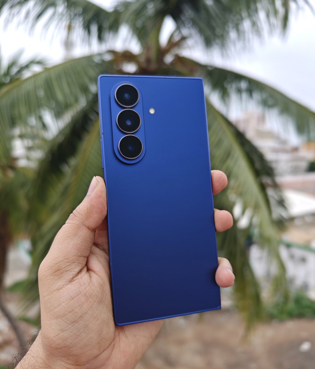android_fhd's tweet image. This is probably the best smartphone color I've seen in recent times!
The Galaxy Z Fold 7 in blue looks gorgeous ❤️
