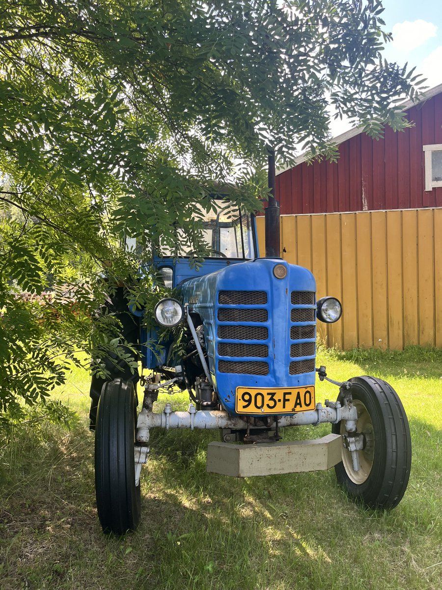 taija_myyra's tweet photo. Nää vanhat traktorit on iskän pihassa tosi symppiksiä. ❤️ https://t.co/HYCCgqcN4E
