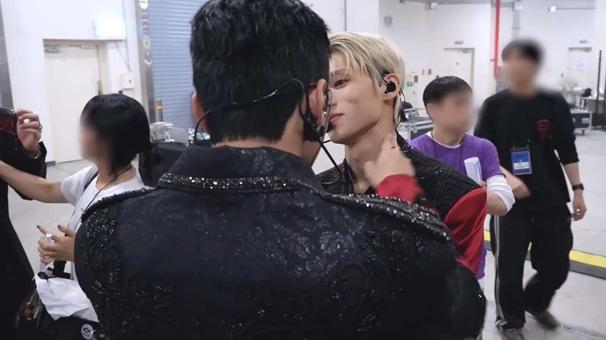 blossomminusb's tweet image. 암만 봐도 고양이들끼리 노는 게 아니라
한쪽만 고양이고 한쪽이 장단 맞추는 것 같은데
북 치고 장구 치고... 근데 이제 사람이 북이고 장구인