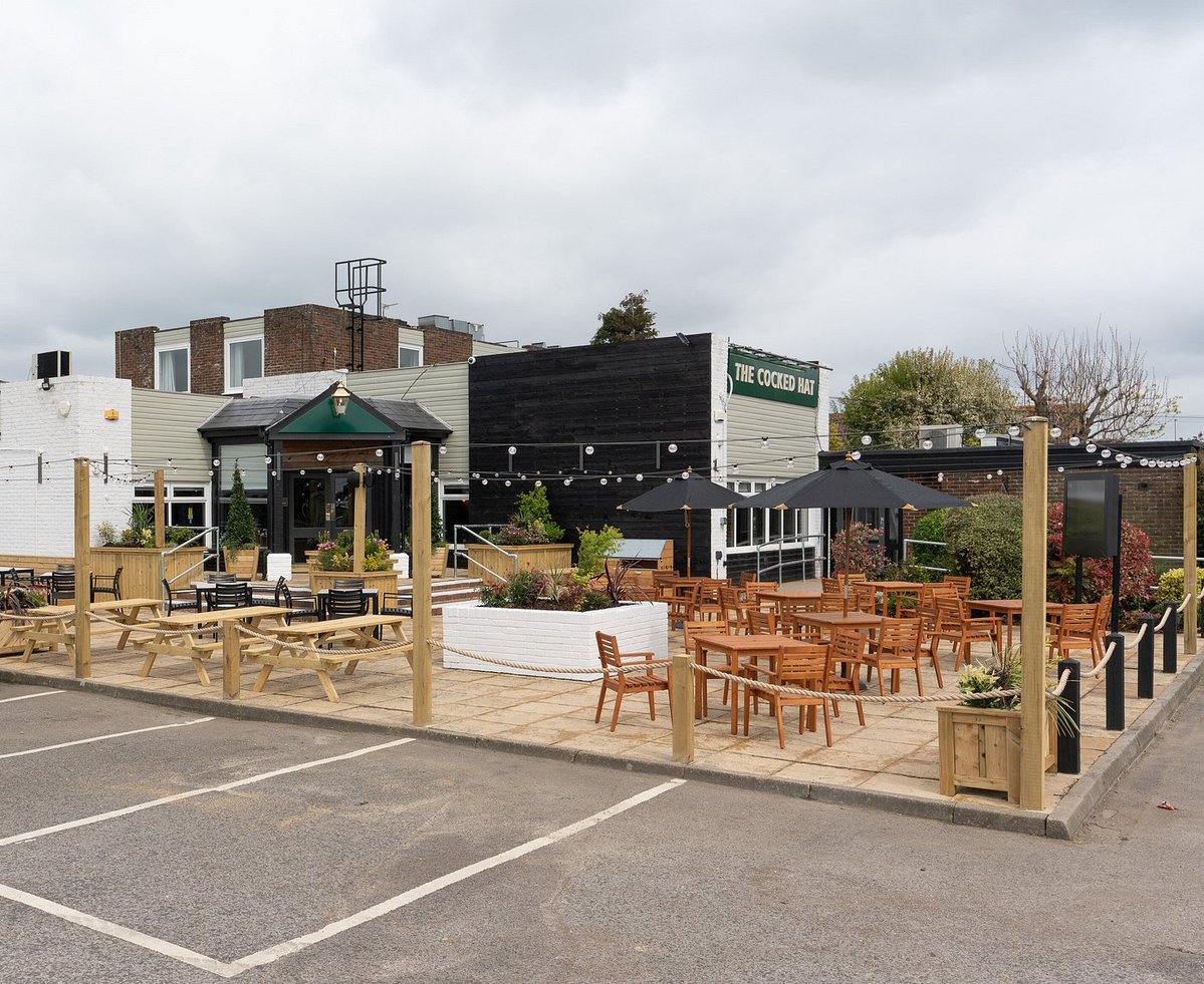 GBbooze's tweet image. The Cocked Hat, Privett Road, Privett, #Gosport π»
Large, 1960s food-orientated pub on the main road. Major sporting events are shown on Sky & BT Sport platforms.
#FlatRoofedPubs