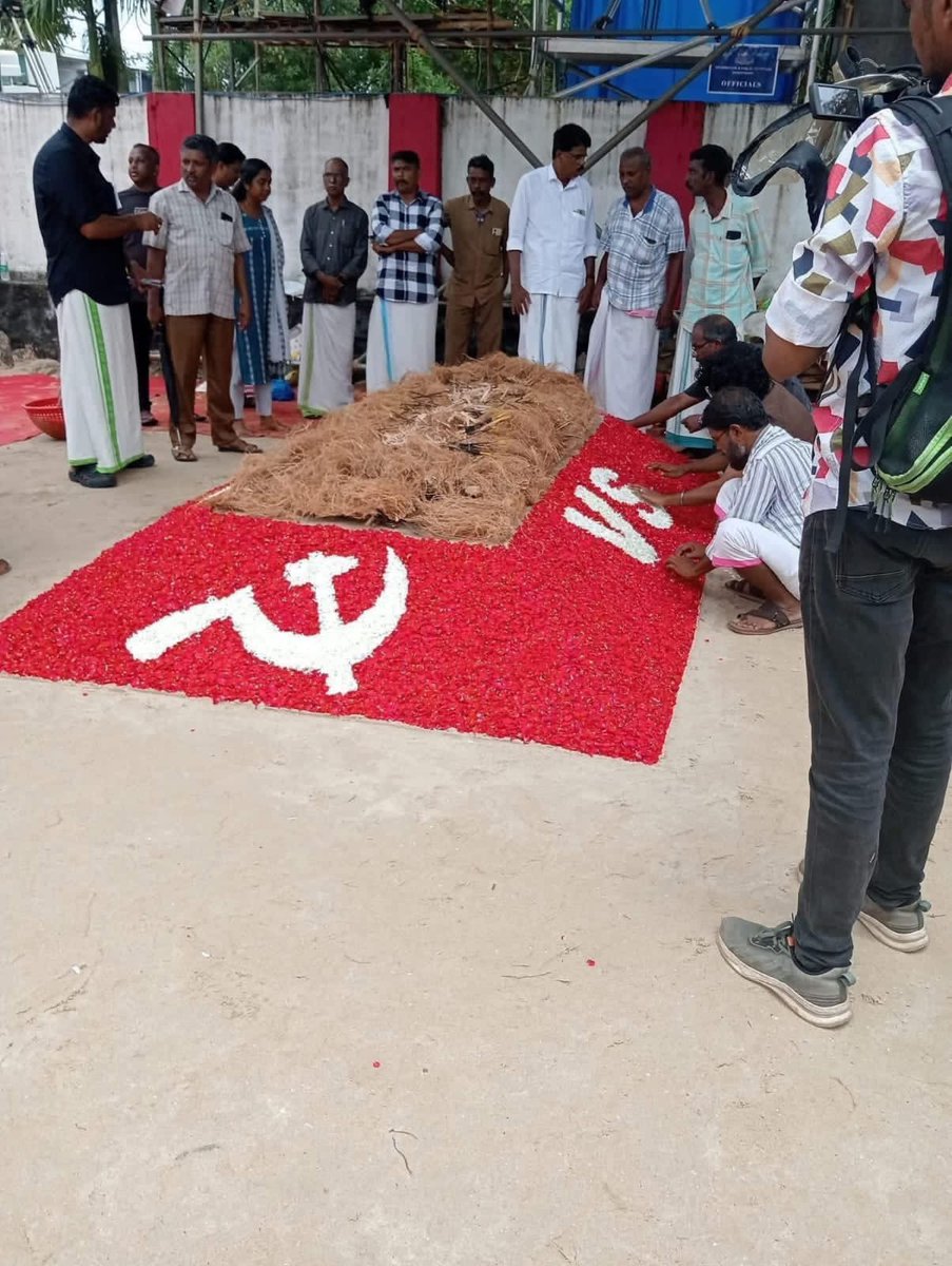 Jikku_Jignesh's tweet image. ☭
ഇവിടെയാരും വിളക്കും, മെഴുകുതിരികളുമായി വരില്ല. ഇവിടെ നേർച്ചപെട്ടി വച്ച് ഒരു തീർത്ഥാടന കേന്ദ്രമായി പ്രഖ്യാപിക്കില്ല.ഇവിടെയാരും അത്ഭുതങ്ങൾക്കും, രോഗശാന്തിക്കുമായി അലമുറയിട്ട് കരയില്ല, പ്രാർത്ഥിക്കില്ല. മറിച്ച് വരും തലമുറയും ഇവിടെ വന്ന് മുഷ്ടി ചുരുട്ടി ഇങ്കുലാബ് വിളിക്കും... ✊🏼
