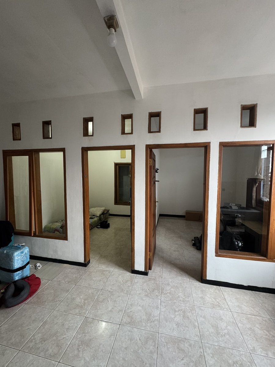 akhirnya setelah hampir nyerah cari kosan di bandung.. nemu juga kos 2jt perbulan include all listrik air wifi + punya dua kamar, ruang tamu dan dapur kecil buat aku sama adikku.

point plus pas nemu kos ini adalah cahaya dan sirkulasi udaranya yang aku suka 🥹🥹