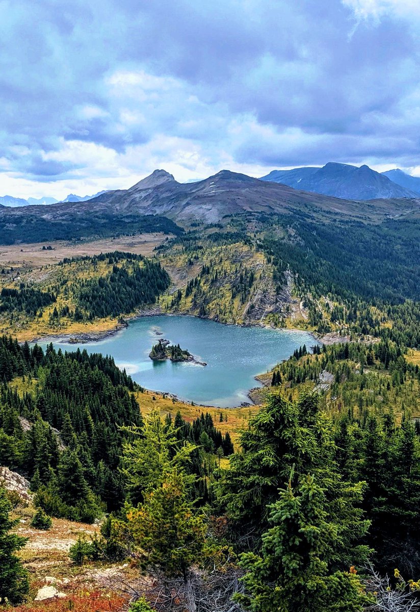 LoveSongs4Peace's tweet image. Mountain viewpoint down to Rock Isle Lake residing at the Sunshine Meadows in Banff National Park, Alberta, Canada ๐จ๐ฆ