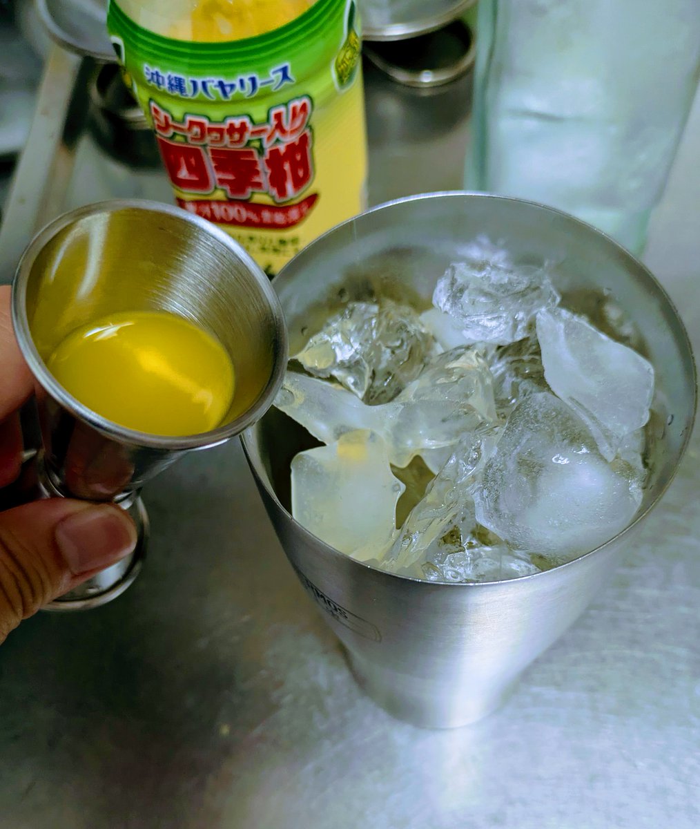 dhmkr's tweet photo. ウイスキーではございませんが皆様一度お試しください
1・グラス（サーモス600ｍｌ）に氷を詰める
2・白玉の露を４５ｍｌ✕２入れる
3・四季柑（沖縄バヤリース）を20ｍｌ入れる
４・炭酸水を氷に当てないようにして入れる
5・美味すぎて即飲み干して振り出しに戻る

#白玉の露
#四季柑 https://t.co/nPBTJyiMJd