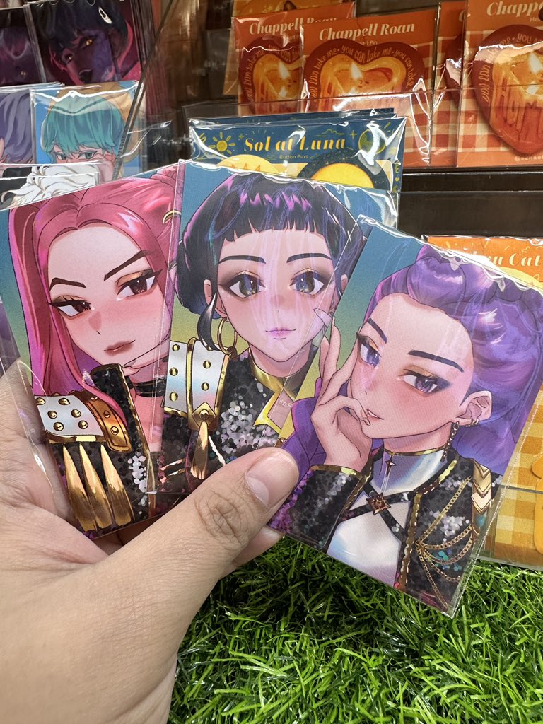 rossomimi's tweet image. Grab some of my merch at @redmonstershop Activity Area L1 and their store at L3! HUNTR/X Golden pocas are now also available β¨
#kpopdemonhunters
#sajaboys
#huntrix
