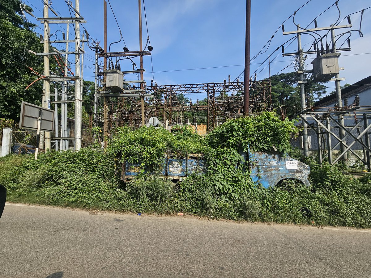 This abundant vehicle near Jalukbari APDCL Substation has been lying by the road since ages. It has become more like a statue now. Any plans to shift? #assampolice #guwahatitraffic
<a href="/assampolice/">Assam Police</a> <a href="/GuwahatiPol/">Guwahati Police</a> <a href="/gmc_guwahati/">Guwahati Municipal Corporation</a> <a href="/DGPAssamPolice/">DGP Assam</a> <a href="/apdclsocial/">APDCL</a> <a href="/CMOfficeAssam/">Chief Minister Assam</a> <a href="/DCKamrupMetro/">Kamrup Metro District Administration</a>