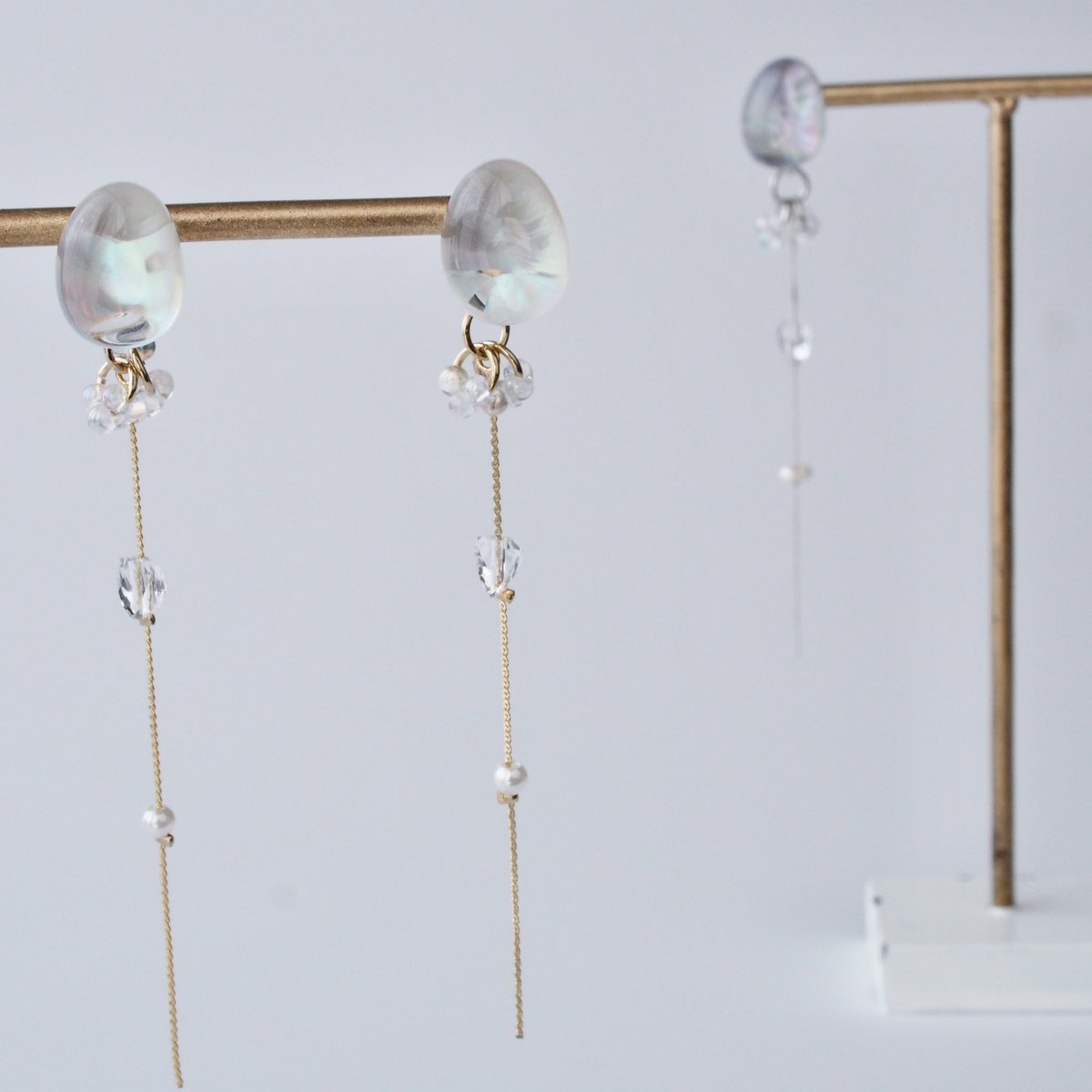 _with_r's tweet photo. 『Selene/ セレーネ』

上品に輝くシェルと、うるうるのレジンが溶け合った、月の雫のようなイヤーアクセサリー✨
光が当たる角度によって表情を変えるニュアンス感がお気に入りです♡
チャームはつけ外し出来る2wayタイプです♪

#月の雫アクセサリー
#うるうるピアス  
#透け感アクセ https://t.co/yjiuFpHqko