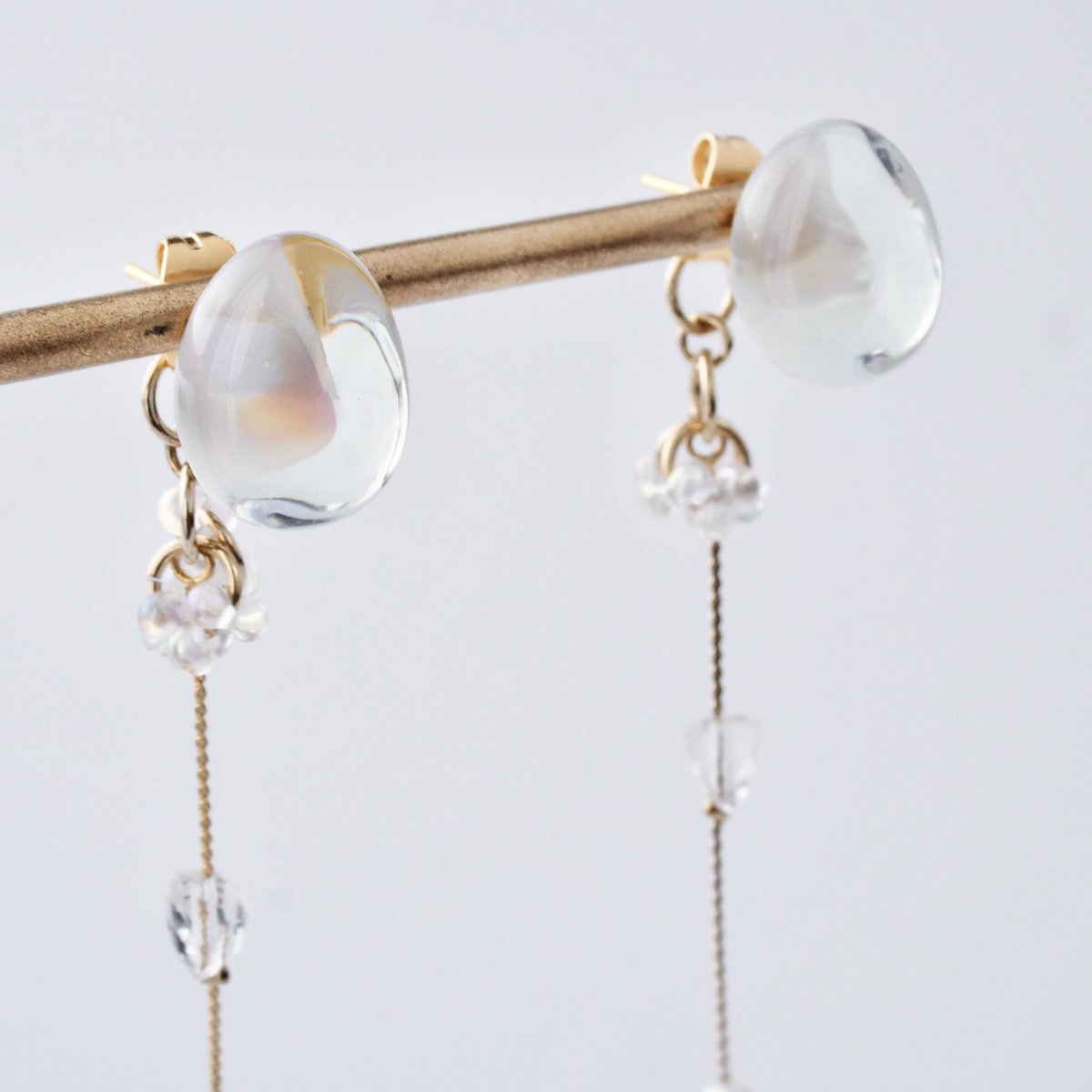 _with_r's tweet photo. 『Selene/ セレーネ』

上品に輝くシェルと、うるうるのレジンが溶け合った、月の雫のようなイヤーアクセサリー✨
光が当たる角度によって表情を変えるニュアンス感がお気に入りです♡
チャームはつけ外し出来る2wayタイプです♪

#月の雫アクセサリー
#うるうるピアス  
#透け感アクセ https://t.co/yjiuFpHqko