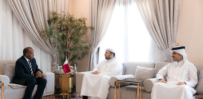 QNA_French's tweet image. Le ministre d'État au ministère des Affaires étrangères se réunit avec le ministre d'État aux Affaires étrangères et à la Coopération internationale de la #Somalie
#QNA #Qatar
bit.ly/4kPA8mL
