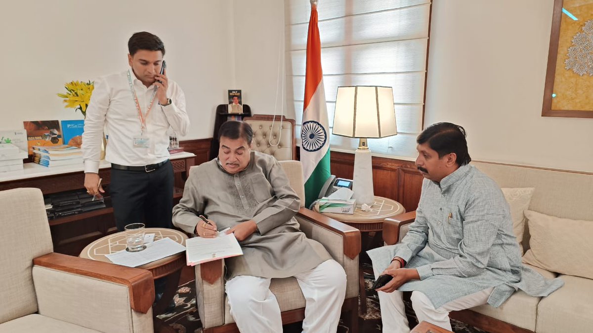 आज नवी दिल्ली येथे केंद्रीय रस्ते वाहतूक व महामार्ग मंत्री श्री नितीन गडकरी साहेब यांची भेट घेऊन पुणे - सोलापूर राष्ट्रीय महामार्ग क्र. ६५ वरील वेणेगाव जंक्शन येथे फोर लेन अंडरपास व सर्विस रोड व्हावा याची मागणी केली. <a href="/nitin_gadkari/">Nitin Gadkari</a>