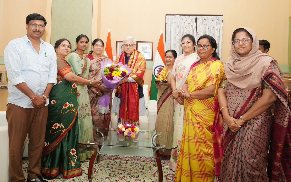 tgscpcr_'s tweet photo. రాష్ట్ర బాలల హక్కుల పరిరక్షణ కమిషన్ ఛైర్‌పర్సన్ శ్రీమతి సీతాదయాకర్ రెడ్డి గారు, సభ్యులతో కలిసి గౌరవ గవర్నర్ శ్రీ @Jishnu_Devvarma  గారిని మర్యాదపూర్వకంగా కలిసి, రాష్ట్రంలో బాలల సంక్షేమానికి  విద్య, వైద్యం, పౌష్టికాహారం వంటి రంగాలలో తీసుకుంటున్న చర్యలను గవర్నర్‌కు వివరించారు. https://t.co/VxnMi9FHUN