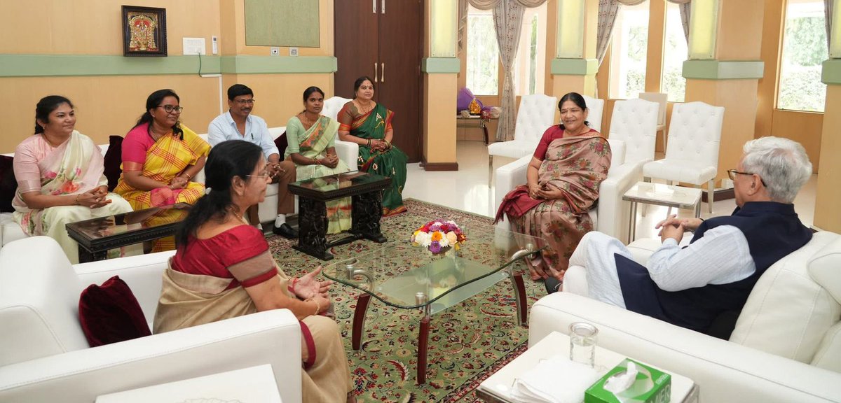 tgscpcr_'s tweet photo. రాష్ట్ర బాలల హక్కుల పరిరక్షణ కమిషన్ ఛైర్‌పర్సన్ శ్రీమతి సీతాదయాకర్ రెడ్డి గారు, సభ్యులతో కలిసి గౌరవ గవర్నర్ శ్రీ @Jishnu_Devvarma  గారిని మర్యాదపూర్వకంగా కలిసి, రాష్ట్రంలో బాలల సంక్షేమానికి  విద్య, వైద్యం, పౌష్టికాహారం వంటి రంగాలలో తీసుకుంటున్న చర్యలను గవర్నర్‌కు వివరించారు. https://t.co/VxnMi9FHUN