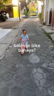 restulia's tweet photo. Siapa bilang balance bike bahaya?
 https://t.co/NX1bRqxh0e https://t.co/uml7zfLmM6