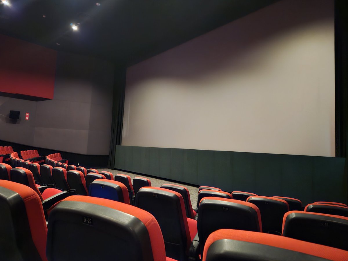 GqGsock's tweet image. 俺は映画の席が中央の少し前が取れなかったらかなり前の右寄りが好きなんだ〜と取った席が思ったより思った以上で席替えたい。