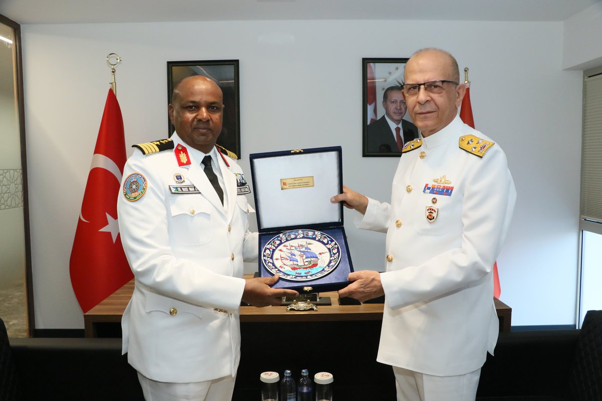 İstanbul’da düzenlenen 17'nci Uluslararası Savunma Sanayii Fuarında, Cibuti Sahil Güvenlik Komutanı Albay Wais Omar Bogoreh ve beraberindeki heyet ile görüşme gerçekleştirilmiştir.
#IDEF2025 🇹🇷
#SahilGüvenlik