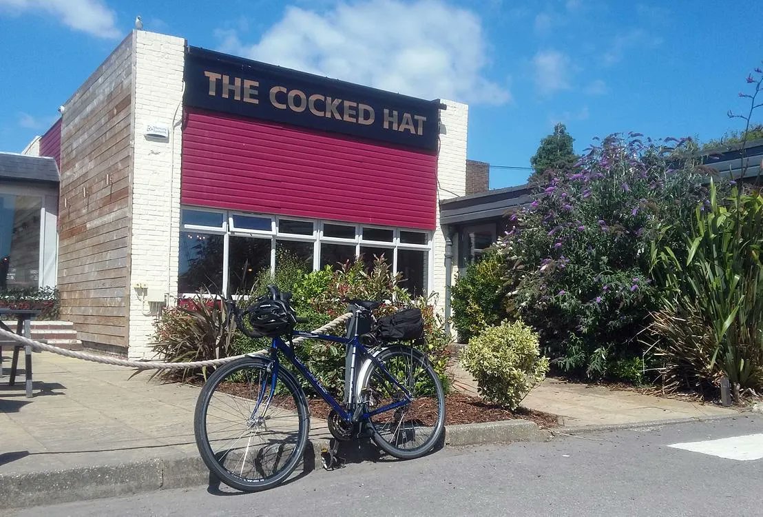GBbooze's tweet image. The Cocked Hat, Privett Road, Privett, #Gosport π»
Large, 1960s food-orientated pub on the main road. Major sporting events are shown on Sky & BT Sport platforms.
#FlatRoofedPubs