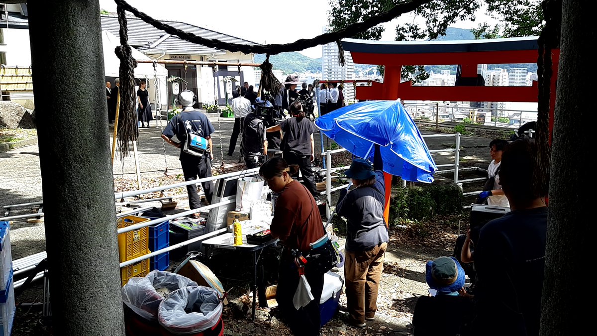 #映画夏の砂の上　ロケ地情報③🎬

#烏岩神社
お葬式の会場で、治が陣野の妻に話しかけられた場所

境内の公民館前に葬式会場を設営し、階段を使用することで立体感のあるシーンとなりました。

出演：
#オダギリジョー さん 
#森山直太朗 さん 
#篠原ゆき子 さん