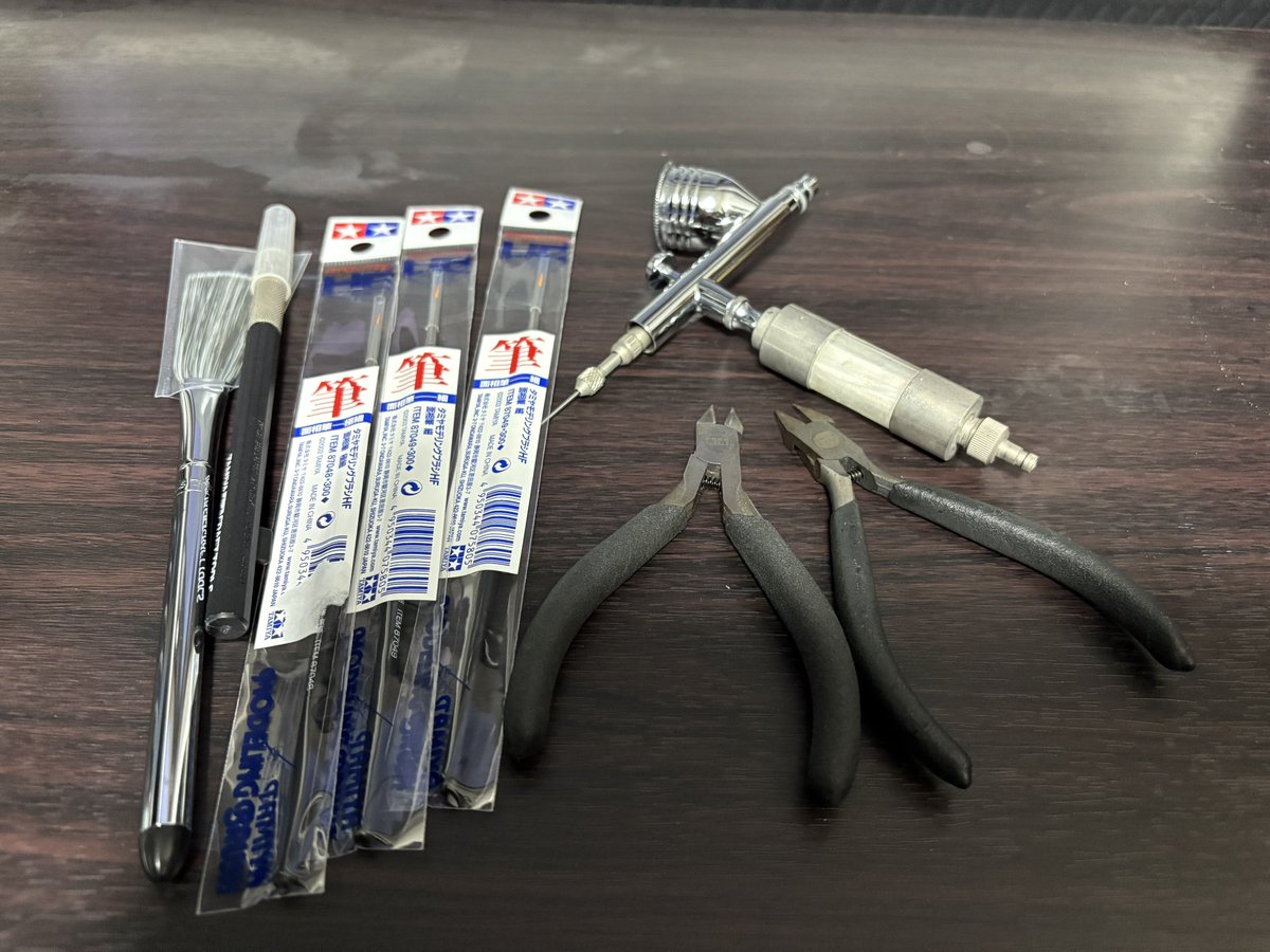 yukikaze7533's tweet image. 机の周りをパッと見ただけでもこれだけあるタミヤ製品。
キットだけでなく工具類もオススメ出来る素晴らしい模型メーカーさんです！
（この面相筆今まで何本買ったんやろ…）

#俊作会長を偲んでタミヤ製品をアップしよう