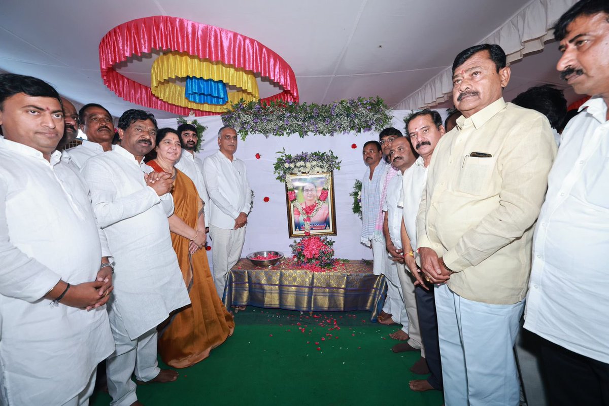 Rakesh Reddy Anugula (@rakeshreddybrs) on Twitter photo వేలేరు జడ్పీటీసీ, జనగాం శాసనసభ్యులు పల్లా రాజేశ్వర్ రెడ్డి <a href="/PRR_BRS/">Dr. Palla Rajeshwar Reddy</a> గారి చెల్లెలు, ఆత్మీయ అక్క చాడ సరిత గారి దశదిన కర్మ సందర్భంగా ఏర్పాటు చేసిన సంస్మరణ కార్యక్రమంలో మాజీ మంత్రి వర్యులు <a href="/BRSHarish/">Harish Rao Thanneeru</a> హరీష్ రావు గారు, ఉమ్మడి జిల్లా నాయకులతో కలిసి పాల్గొనడం జరిగింది.
హరీష్ రావు గారు వేలేరు జడ్పీటీసీ, జనగాం శాసనసభ్యులు పల్లా రాజేశ్వర్ రెడ్డి <a href="/PRR_BRS/">Dr. Palla Rajeshwar Reddy</a> గారి చెల్లెలు, ఆత్మీయ అక్క చాడ సరిత గారి దశదిన కర్మ సందర్భంగా ఏర్పాటు చేసిన సంస్మరణ కార్యక్రమంలో మాజీ మంత్రి వర్యులు <a href="/BRSHarish/">Harish Rao Thanneeru</a> హరీష్ రావు గారు, ఉమ్మడి జిల్లా నాయకులతో కలిసి పాల్గొనడం జరిగింది.
హరీష్ రావు గారు