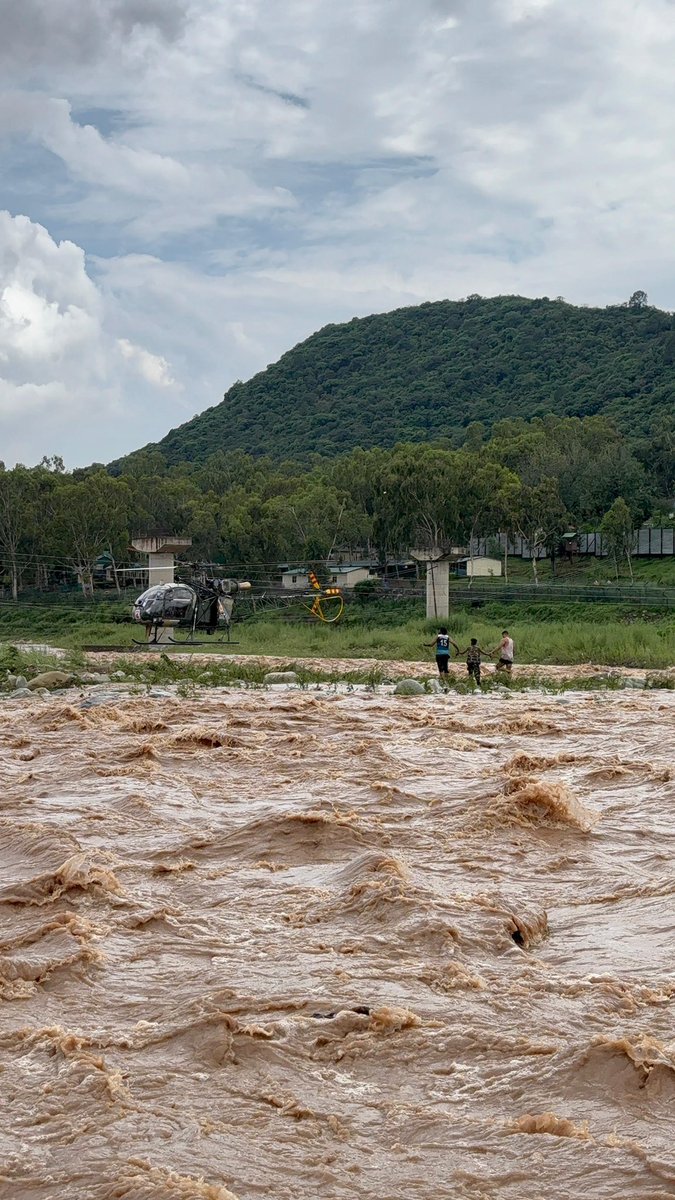 prodefencejammu's tweet image. 🚨 Joint Rescue Operation🚨
#WhiteKnightCorps
#IndianArmy, SDRF, Police & local divers have conducted a coordinated #Rescue operation to save a minor boy trapped amid rising waters of a flooded river in #Rajouri (J&K).
Timely action and seamless coordination ensured safe…