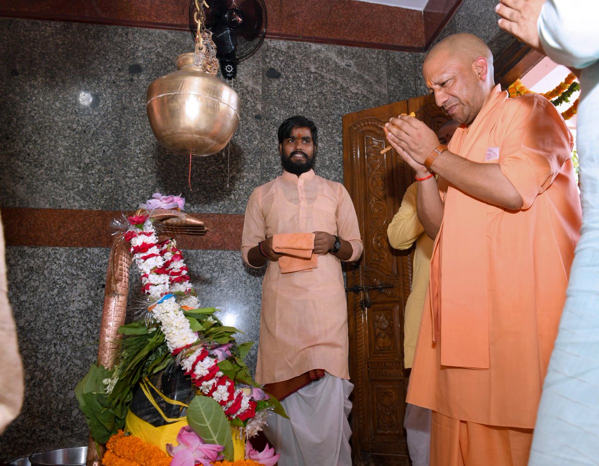 UpKiRaftaarGovt's tweet image. ॐ त्र्यम्बकं यजामहे सुगन्धिं पुष्टिवर्धनम्।
उर्वारुकमिव बन्धनान् मृत्योर्मुक्षीय मामृतात्॥
माननीय मुख्यमंत्री श्री @myogiadityanath जी आज जनपद गोरखपुर में मानसरोवर मंदिर में शिव आराधना एवं रुद्राभिषेक कर भगवान भोलेनाथ का आशीर्वाद प्राप्त किया।