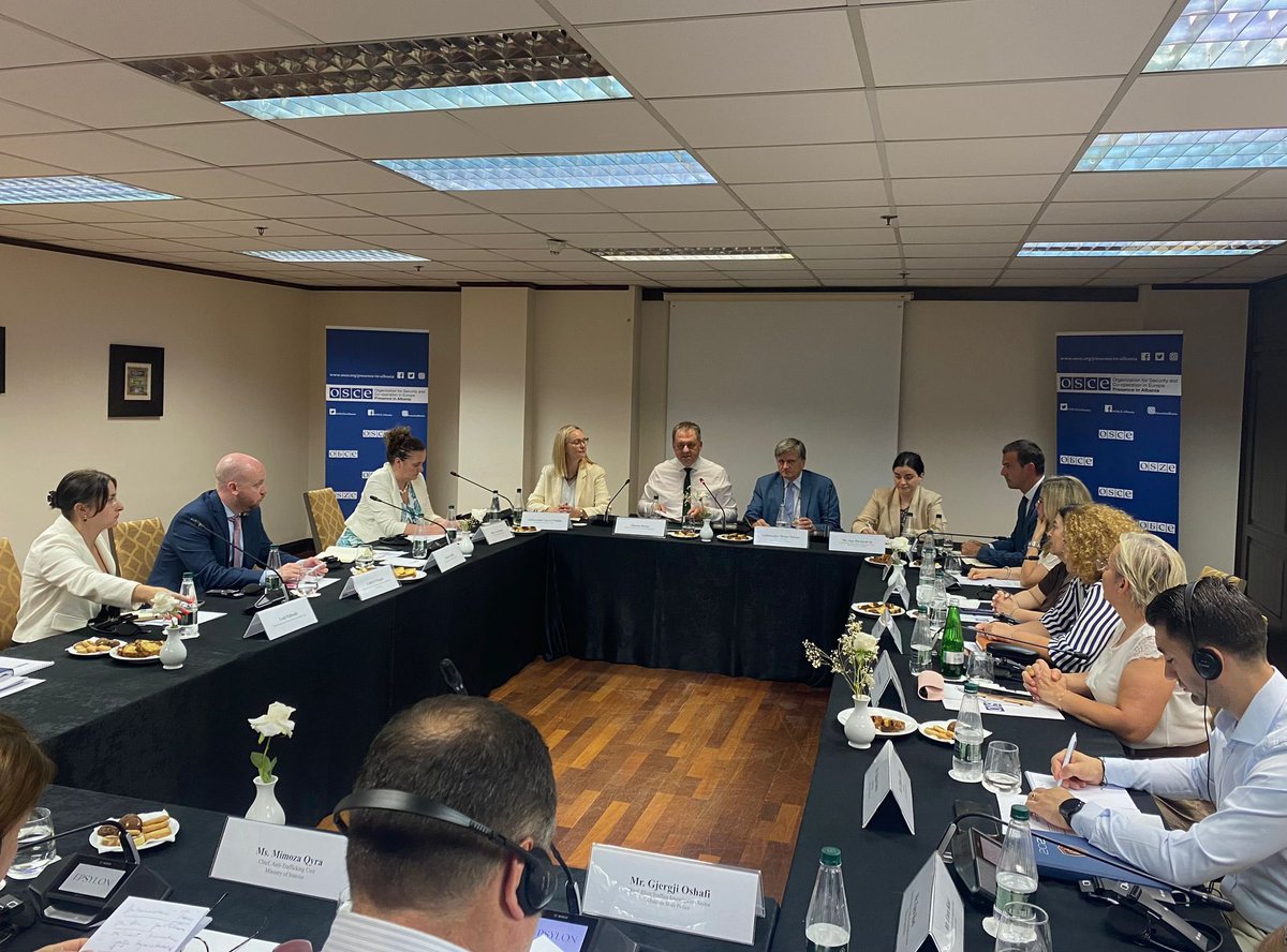 ThomasByrneTD's tweet image. In Tirana, I joined @OSCEambAL and Ambassador Ciara O’Floinn for a roundtable on tackling human trafficking.
The OSCE and Ireland are supporting the valuable work of state actors and civil society in combatting human trafficking.
🇮🇪🇦🇱🇪🇺 @IrlEmbAthens