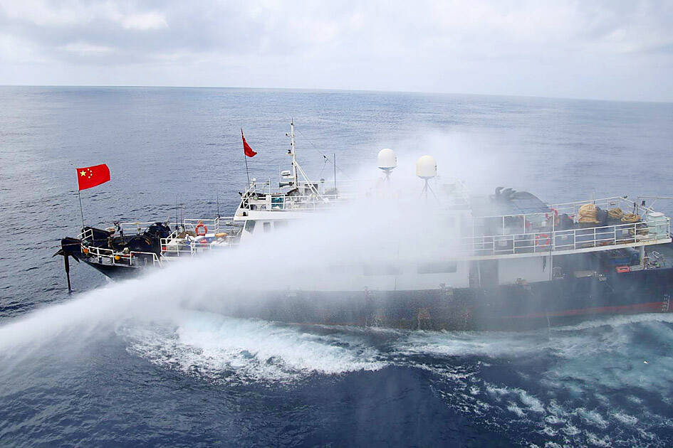 MinhDr18's tweet image. This is a sight to behold!
Taiwan’s water cannon blasting a CCP pirate boat that dared to enter their waters illegally.
These thugs have been terrorizing neighbors like us for years. About time someone returned the favour to Xi's sea rats. @MalayaIrredenta