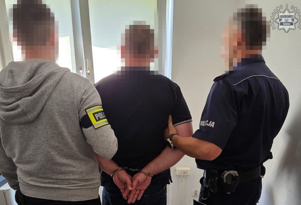 Sluzby_w_akcji's tweet image. Policjanci z Żywca zatrzymali opiekuna obozu dla dzieci. Według dostępnych informacji miał zachowywać się w sposób niewłaściwy wobec podopiecznych. Usłyszał zarzut z art. 200 kodeksu karnego.
Decyzją prokuratury został objęty DOZOREM.
Zdjęcie Polska Policja