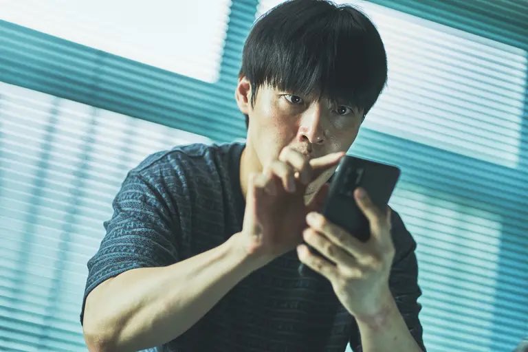 TABECHAUYO's tweet image. 『84㎡』の、カン・ハヌルが電気ビリビリ受けながら死ぬ気で仮想通貨を売り抜こうとするシーンは本当に面白すぎた。今年あの顔を超える演技は出てくるのだろうか。