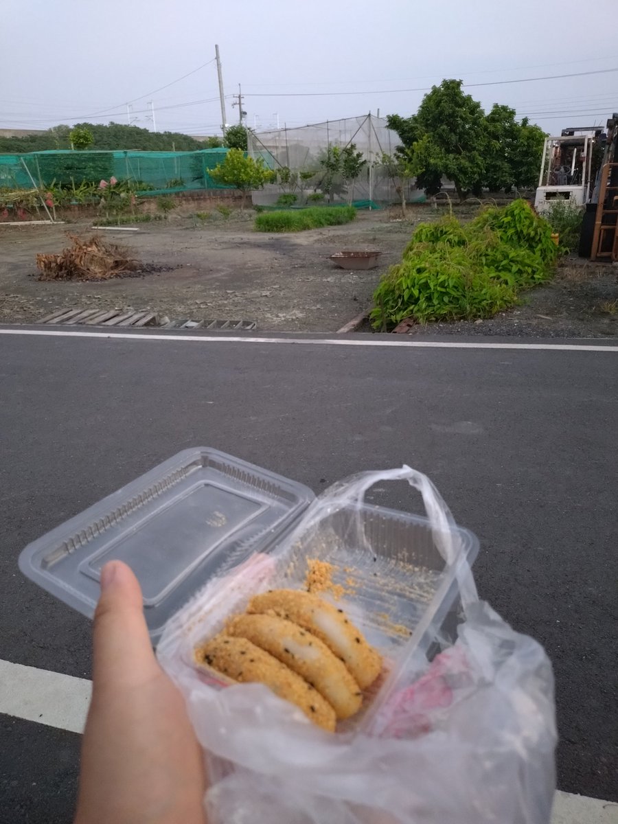 工作休息了
坐在家門口吃著麻糬
（其實是我不想拿進去吃）