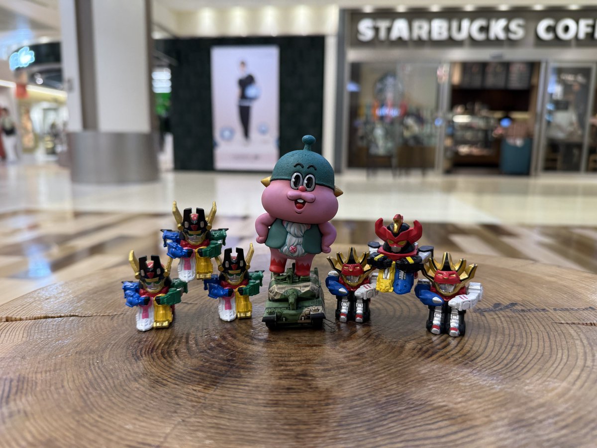 ikd_Suuuu's tweet image. まちぼうけシリーズが成田空港に奇跡的にあった！
ジュウレンジャーの大獣神が欲しかっただけなのに死ぬほどダブったちゃむ､､､😭
飛びます！ありがとう日本！✈️
