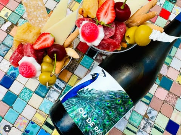 Ou de Paó
Monovarietal de xarel·lo de la vinya del Virolet. Fermenta en un ou de Beaune, d’argiles del riu Loira i  graves de Borgonya. La forma àuria del dipòsit provoca un battonage constant de les  mares amb el vi. Llevats salvatges. Microvinificació.