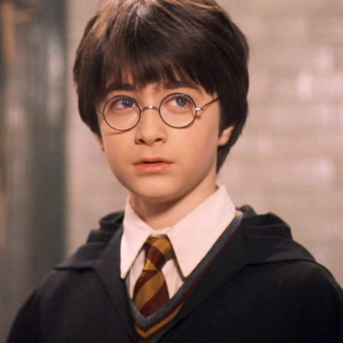 poponze's tweet image. Daniel Radcliffe, o icônico Harry Potter, está completando 36 anos. 🎉