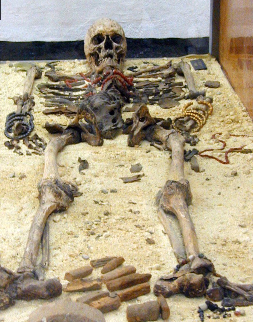 Exhumación del esqueleto de Tin  Hinan, famosa reina tuareg del siglo IV enterrada en un gigantesco mausoleo localizado en medio de las montañas Hoggar, en el sur de Argelia. Actualmente los restos mortales de la reina de Hoggar descansan en el Museo Nacional del Bardo, en Argel.