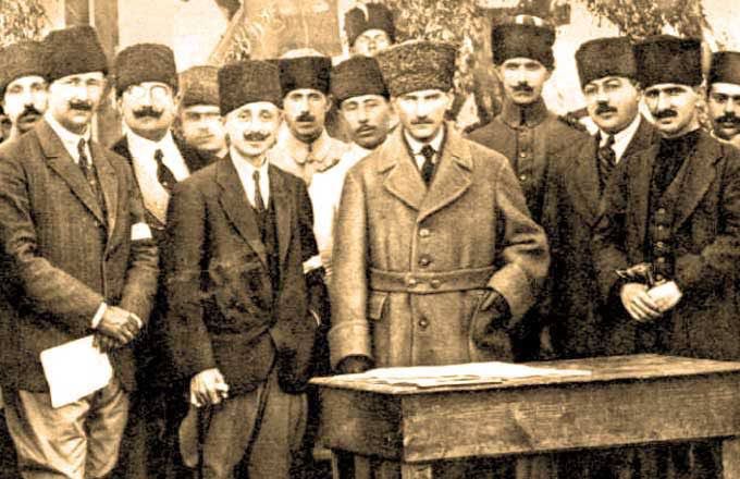🇹🇷106 yıl önce bugün, asii bir milletin kaderi Erzurum'da yeniden yazıldı!

“İstiklal” ve “Hakimiyet” diyerek yola çıkan kahramanlar, Anadolu’nun sinesinden bir Cumhuriyet doğurdu.

📌“Manda ve himaye kabul edilemez!”
📌“Milli sınırlar içinde vatan bir bütündür, parçalanamaz!”