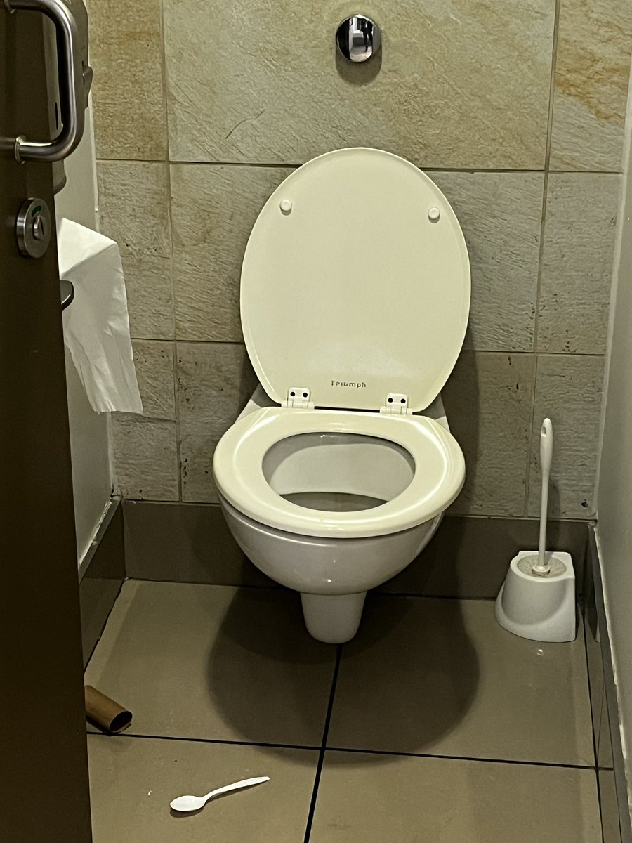 Hmm… I wonder what happened here ? 🤔😭

#WTF #CursedImage