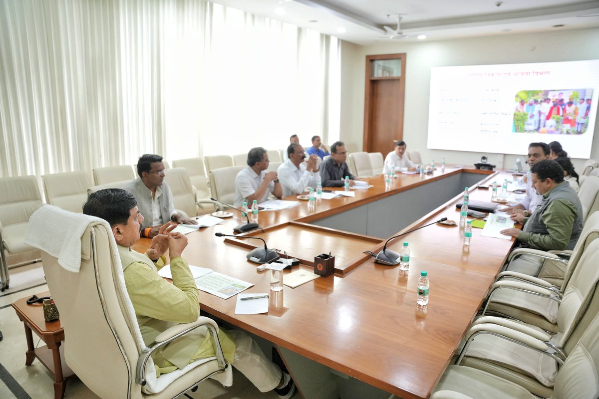 DrMohanYadav51's tweet image. 'एक पेड़ मां के नाम' अभियान में कम खर्च में अधिक फायदा देने वाले फलदार और छायादार पौधों का रोपण करें। अभियान से निजी सेक्टर और किसानों को भी जोड़ा जाए।
आज भोपाल निवास में 'एक पेड़ माँ के नाम' अभियान की समीक्षा कर आवश्यक दिशा-निर्देश दिए। हमारी सरकार 'एक बगिया मां के नाम'…
