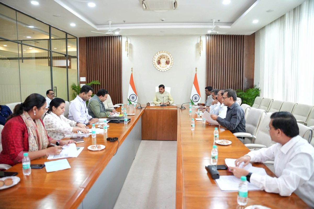 DrMohanYadav51's tweet image. 'एक पेड़ मां के नाम' अभियान में कम खर्च में अधिक फायदा देने वाले फलदार और छायादार पौधों का रोपण करें। अभियान से निजी सेक्टर और किसानों को भी जोड़ा जाए।
आज भोपाल निवास में 'एक पेड़ माँ के नाम' अभियान की समीक्षा कर आवश्यक दिशा-निर्देश दिए। हमारी सरकार 'एक बगिया मां के नाम'…