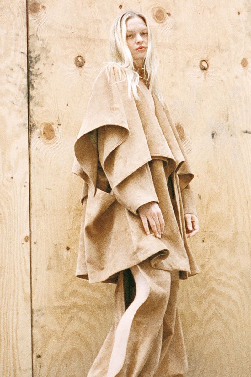 kendam_com's tweet image. Salon 1984 Resort 2026 collection lookbook kendam.com/news/lookbooks…

#Salon1984 #Resort2026 #Lookbooks #NYC #Fashion #Kendam