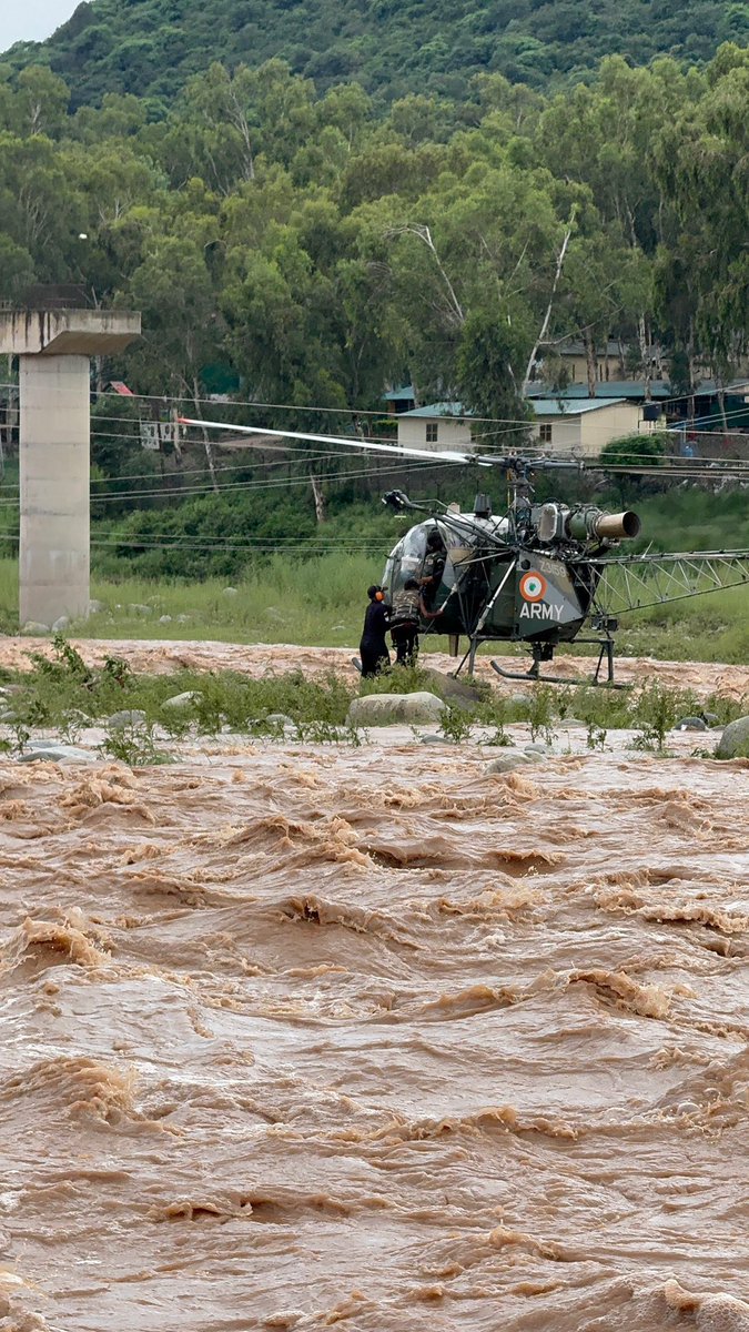prodefencejammu's tweet image. 🚨 Joint Rescue Operation🚨
#WhiteKnightCorps
#IndianArmy, SDRF, Police & local divers have conducted a coordinated #Rescue operation to save a minor boy trapped amid rising waters of a flooded river in #Rajouri (J&K).
Timely action and seamless coordination ensured safe…