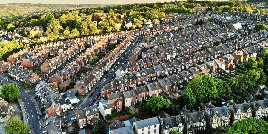 Failing to invest in long-term #housing, at home and abroad, only deepens inequality and division.

Our Global Advocacy &amp; Policy Manager, Nosheen Malik explores solutions, urgent investment and a shift from scapegoating to solidarity: ow.ly/bJQ050Wtqzz 

#HousingCrisis