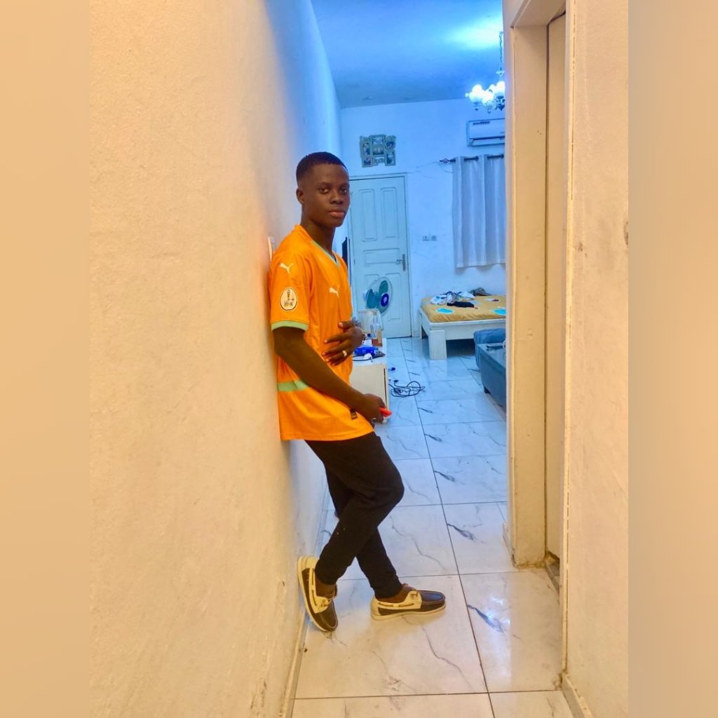 EmmanuePro20013's tweet photo. Ne baisse jamais ta valeur pour attirer l'attention de quelqu'un 🧠 ❤️🇹🇬 https://t.co/d0PzBoCtHM