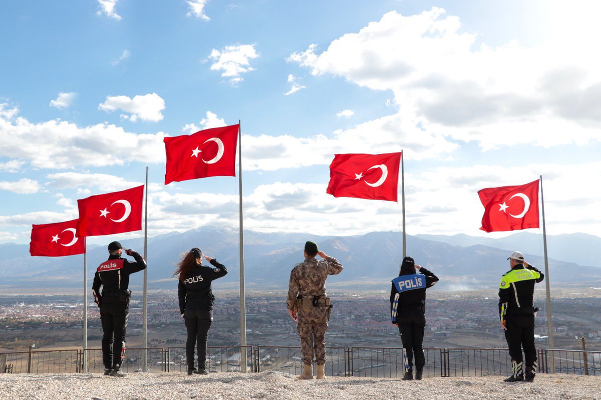 #PolisHaberBekliyor 🇹🇷
Fakat haber gelmiyor, gelemiyor. Bugünde herhangi bir haber gelmeyecek boşuna beklemeyin. Ama biz de hakkımızı aramaktan vazgeçmiyoruz. Alana kadar gündemi biz belirleyeceğiz. Polis üvey evlatsa da öz evlatsa da hakkı var ve bu hakkını vermelisiniz.