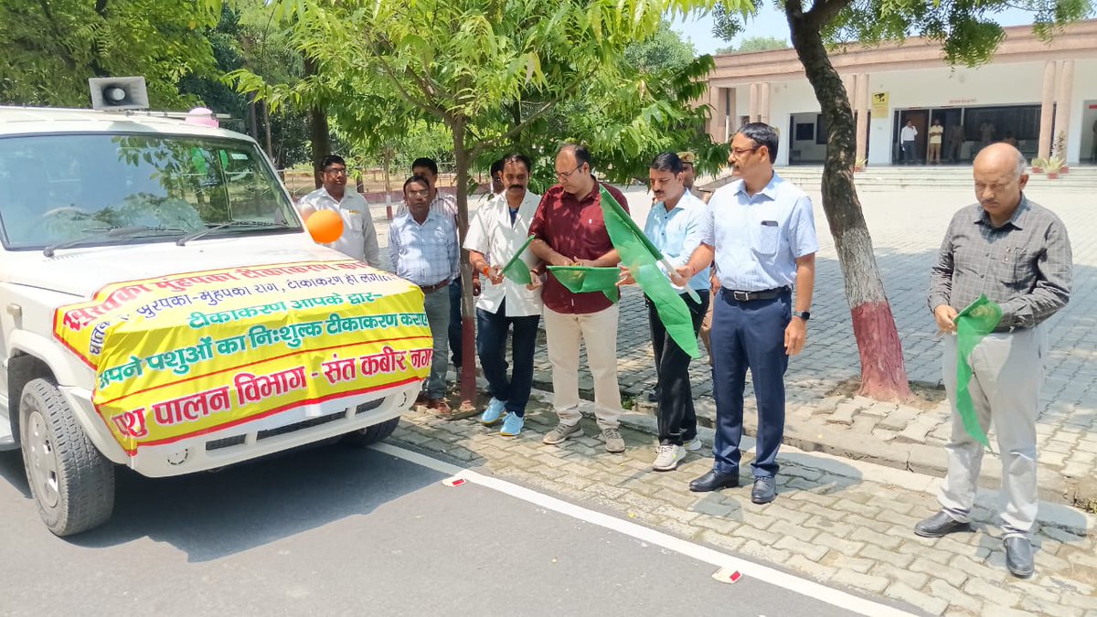 DistrictSant's tweet image. जिलाधिकारी महोदय द्वारा एफएमडी टीकाकरण वाहन को हरी झंडी दिखाकर पशु टीकाकरण अभियान का शुभारंभ किया गया। पशु चिकित्सा आधिकारी कों निर्देशित किया गया कि कोई भी पशु टीका करण से वंचित न रहें।