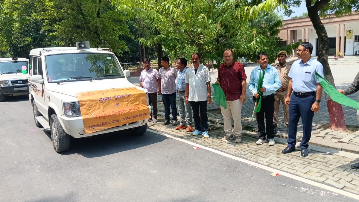 DistrictSant's tweet image. जिलाधिकारी महोदय द्वारा एफएमडी टीकाकरण वाहन को हरी झंडी दिखाकर पशु टीकाकरण अभियान का शुभारंभ किया गया। पशु चिकित्सा आधिकारी कों निर्देशित किया गया कि कोई भी पशु टीका करण से वंचित न रहें।