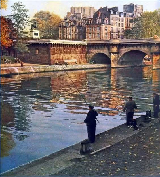 ParisAMDParis's tweet image. 馃摲 Kurt Otto-Wasow .
Le pont Neuf vu du quai de Conti
1954. Paris p锚cheurs Seine
