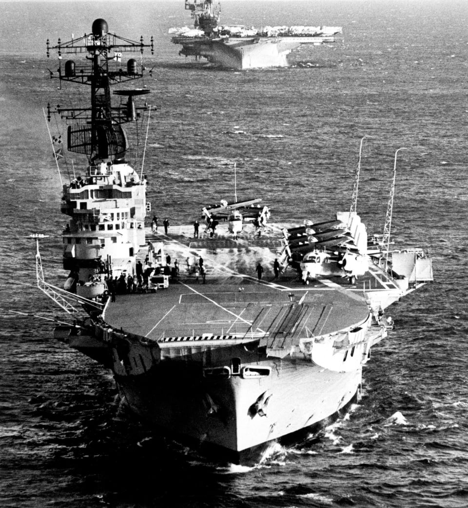r116440's tweet photo. 🇦🇺 @Australian_Navy Majestic class #aircraftcarrier HMAS Melbourne (R21) leads USS Midway (CV-41) in the Pacific Ocean. 16 May 1981. #warship #navy #naval #R21 #CV41 https://t.co/dOL9IT7xsC