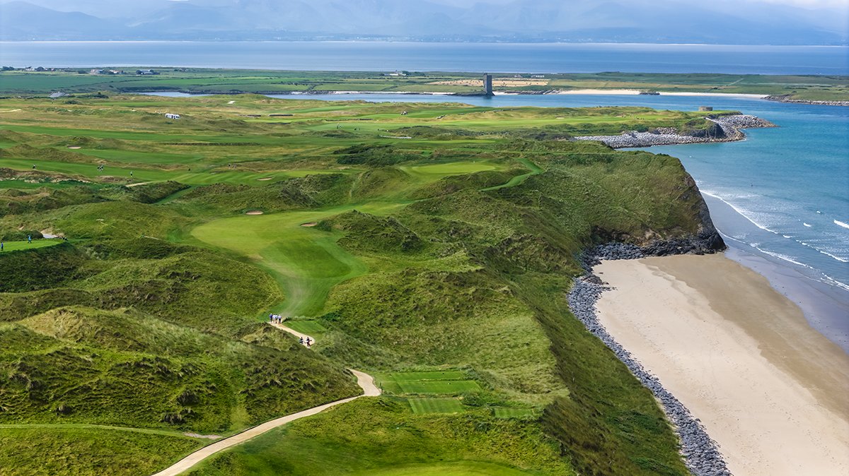 Our 17th hole is a short par 4 at 361 yards from the tips, but don't be fooled! The uphill tee shot must dodge fairway bunkers, and the challenging approach to a narrow, elevated green keeps you on your toes. Ready to take it on? ⛳️🏌️‍♂️ #traleegolflinks #linksgolf #golfireland